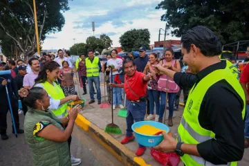 Con tequio, comerciantes, vecinas, vecinos y autoridades mejoran la imagen de la Central de Abasto