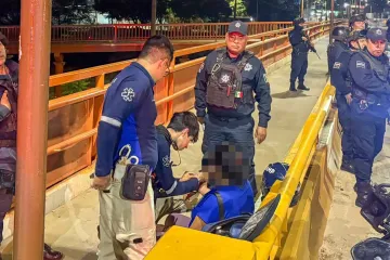 Oportuna intervención policial evita una tragedia en el puente Valerio Trujano