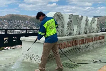 Con acciones constantes de limpieza, Oaxaca de Juárez avanza hacia una ciudad más limpia, segura y ordenada