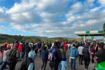Pobladores de San Pablo Huitzo toman caseta de peaje y dan paso libre en la Oaxaca-Cuacnopalan