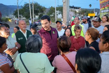 Ray Chagoya recorre la colonia Insurgentes y atiende de cerca las necesidades vecinales
