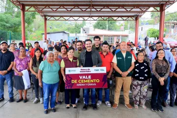 Ray Chagoya entrega materiales para mejorar el Ejido Guadalupe Victoria