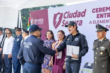 Ray Chagoya fortalece y dignifica la labor de la policía de Oaxaca de Juárez con 27 ascensos y entrega de uniformes