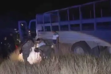 Camión de la Semar se sale de la carretera 