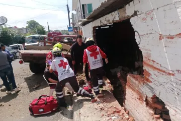 Camioneta termina contra una vivienda en la colonia Volcanes; una mujer resulta lesionada
