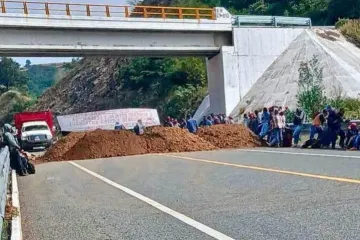 Bloquean carretera a la Costa