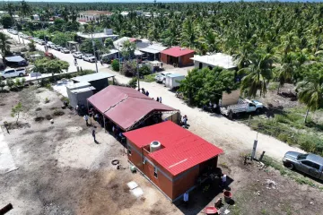 Cumple Salomón Jara con la entrega de vivienda a personas damnificadas