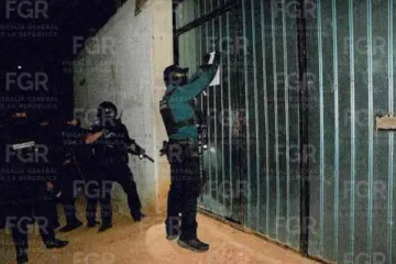Detiene FGR a dos personas durante cateo, por probable venta de drogas en Xoxocotlán 