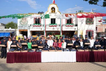 Fortalece Xoxocotlán a corporaciones municipales con entrega de uniformes