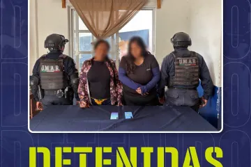 Detienen a dos personas por presunto robo de celulares en el transporte público