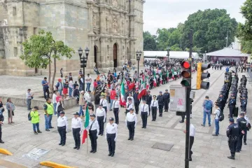 Con Desfile de Banderas, Oaxaca de Juárez fortalece el fervor patrio 