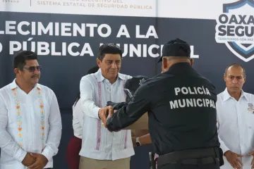 Entrega Salomón Jara uniformes a policías municipales de la Costa para mejorar su operatividad 
