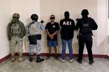 FGEO ejecuta cateo en Valles Centrales; asegura vehículo con reporte de robo, arma de fuego, cartuchos y detiene a una persona