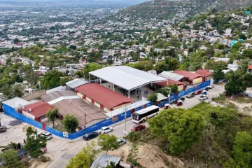 Ray Chagoya entrega nueva aula en primaria de Santa Rosa Panzacola