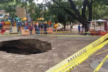 Se forma socavón en la zona del Parque del Amor