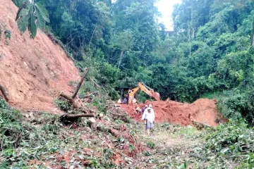 Fuerza operativa del Gobierno estatal libera caminos afectados por lluvias