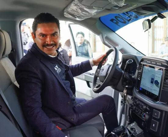 Ray Chagoya entrega vehículos y motos a policías de la capital