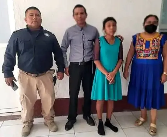 Policía de Juchitán localiza y reúne a joven extraviada con su familia
