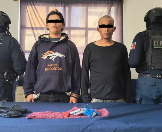 Policías municipales detienen a dos personas en posesión de un arma de fuego hechiza y una navaja