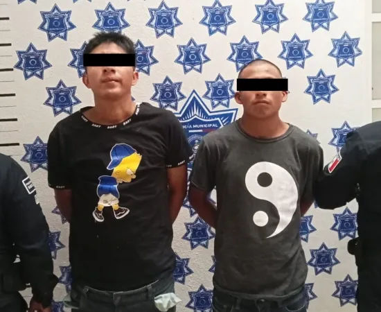 Policía Municipal detiene a dos personas en posesión de un arma de fuego de utilería