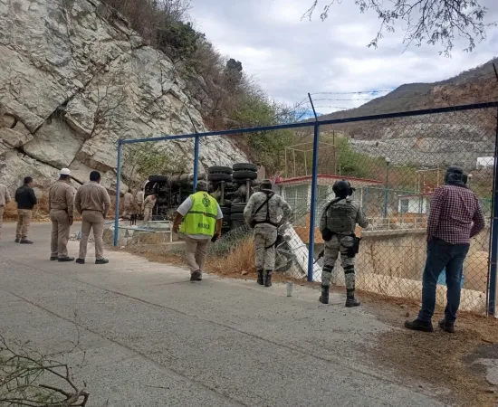 Protección Civil continúa con trabajos de recuperación del tractocamión en la presa Benito Juárez