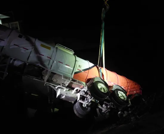 Logran rescatar tractocamión de la presa Benito Juárez