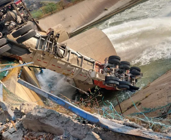 Atiende Protección Civil accidente de pipa en la presa Benito Juárez de Jalapa del Marqués