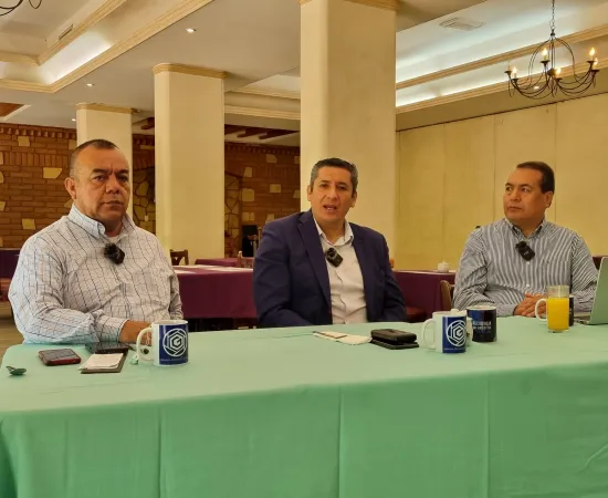 Este viernes en el Desayunando con… a través de Frecuencia Informativa 24/60 estuvo en entrevista el fiscal del estado de Oaxaca, Bernardo Rodríguez Alamilla.   Con Pastor Matías Arrazola, Mario Jiménez Leyva y el auditorio de esta plataforma informativa indicó que la Fiscalía está trabajando en temas como los recientes hechos en la zona de los Coatlanes, donde dos comunidades por problemas internos se enfrentaron y resultó en seis personas fallecidas y varios heridos, por lo que se está investigando para d