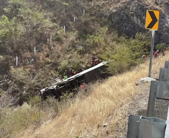 Volcadura sobre la autopista Mitla-Tehuantepec deja al menos 9 muertos