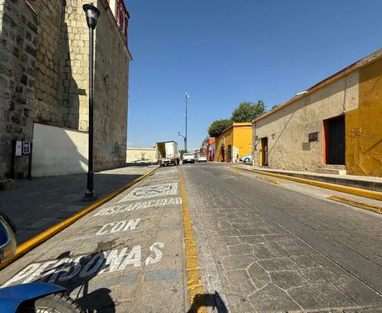 Espacios de estacionamiento para personas con discapacidad fueron reubicados para mayor accesibilidad