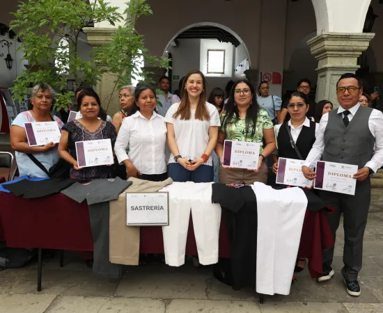 Vecinas y vecinos concluyen de manera exitosa cursos en Escuela Municipal de Artes y Oficios