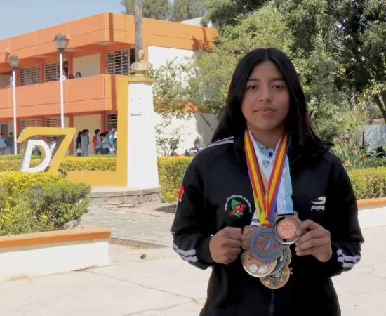 Camila, campeona de box de la Prepa 7 de la UABJO