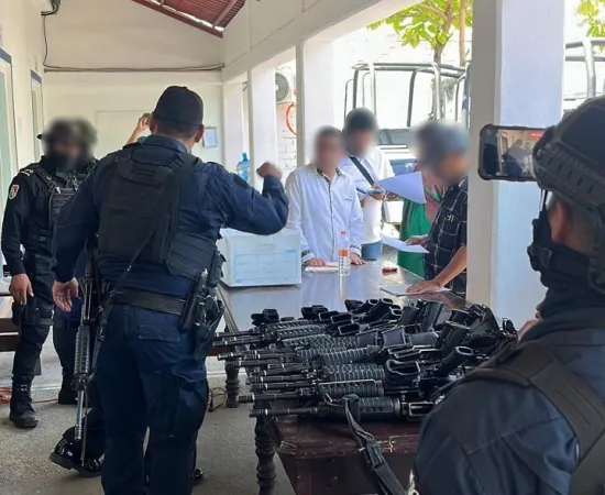 Realizan cateo y aseguran armas de la Policía Municipal de Huatulco, investigaciones por desaparición y homicidio de cinco personas originarias de Tlaxcala