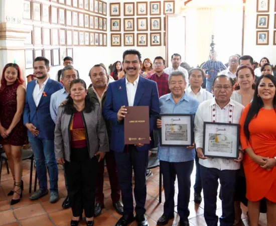 Entrega Municipio de Oaxaca de Juárez distinción "Llaves de la Ciudad" a activistas migrantes
