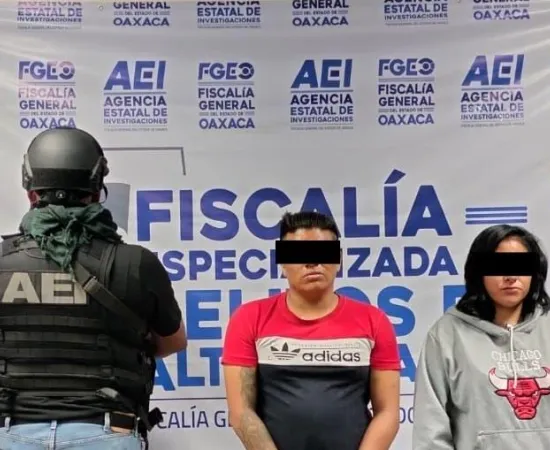  Fiscalía de Oaxaca detiene a dos personas por narcomenudeo durante cateo en Xoxocotlán