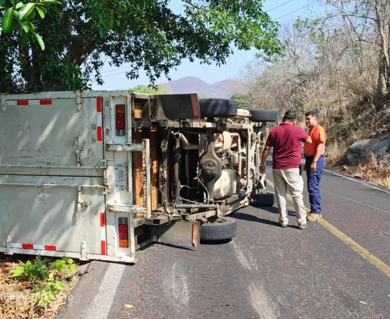 Vuelca camioneta en la Costa