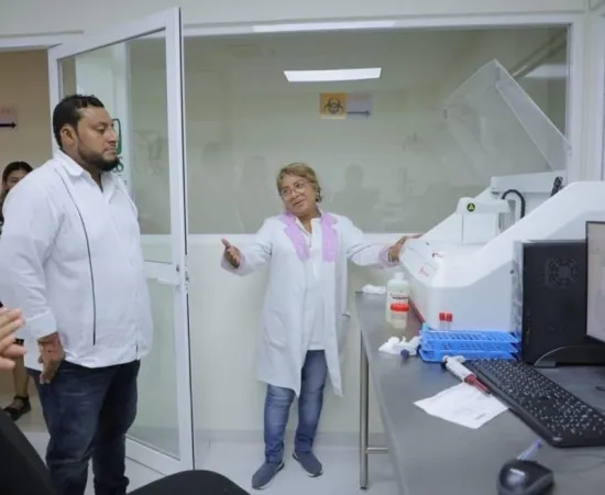 Entrega Miguel Quetu equipo vital para reanudar servicio de laboratorio en el hospital “Macedonio Benítez Fuentes”