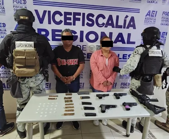 Detienen a hombre y mujer con armas de fuego, cartuchos útiles y drogas en la región del Istmo