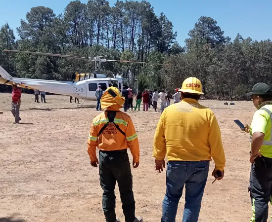 Suma Gobierno del Estado apoyo de equipo aéreo para el combate de incendio en Tlaxiaco