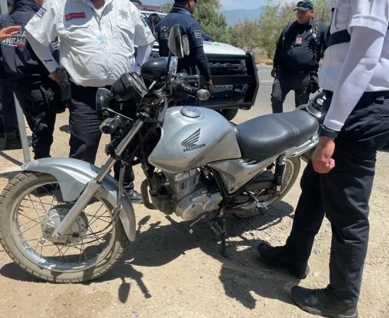 Policía Vial asegura a dos personas en El Tule con motocicleta robada y arma hechiza