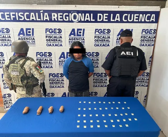 En Acatlán de Pérez Figueroa ejecutan cateo en una casa contra narcomenudeo; detienen a hombre y aseguran drogra