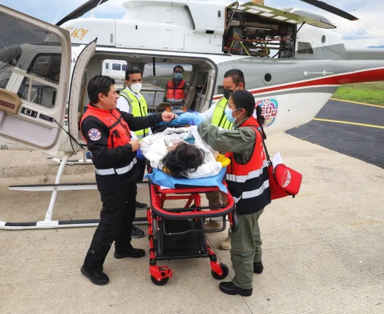 Trasladan a mujer embarazada al Hospital Regional de Alta Especialidad de Oaxaca