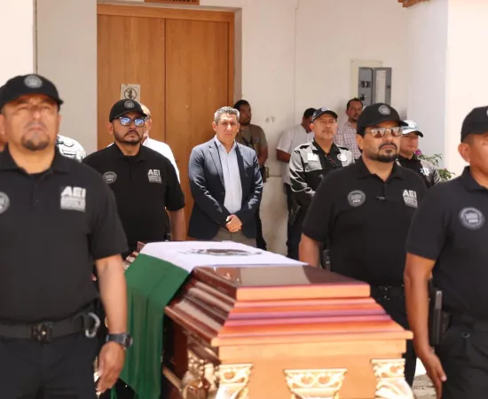 Fiscalía de Oaxaca rinde homenaje a Comandante de la AEI caído en el cumplimiento de su deber