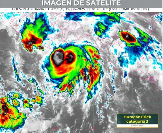 Impacta huracán Erick como categoría 3 en Santiago Pinotepa Nacional