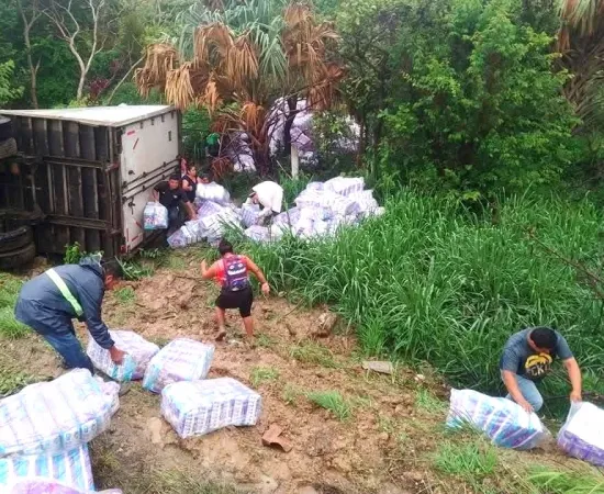 Víctima de rapiña trailer accidentado sobre La Ventosa - Matías Romero 