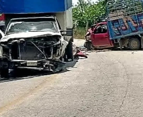 Chocan camionetas en carretera estatal 131 