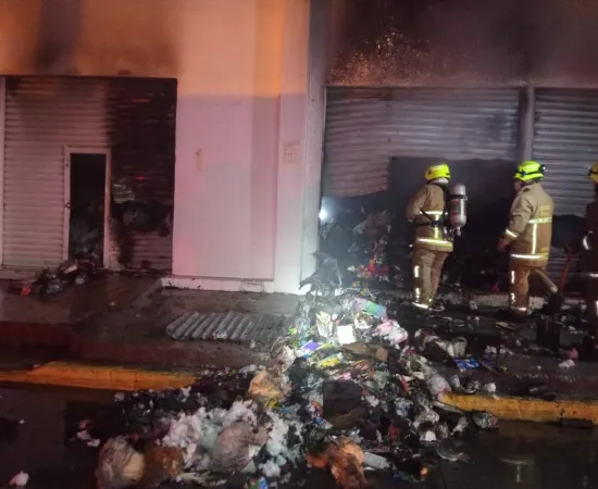 Respecto al incendio ocurrido la madrugada de este viernes, 4 de julio de 2025, en el Centro de Juchitán de Zaragoza, la Fiscalía General del Estado de Oaxaca (FGEO) descartó que se trate de una agresión o ataque a este inmueble, luego de realizar los primeros peritajes y trabajos ministeriales.        En tanto que, la FGEO ya estableció contacto con la persona propietaria del local comercial localizado en la avenida Efraín R. Gómez, en el Centro de Juchitán, quien confirmó que no ha recibido ningún tipo de