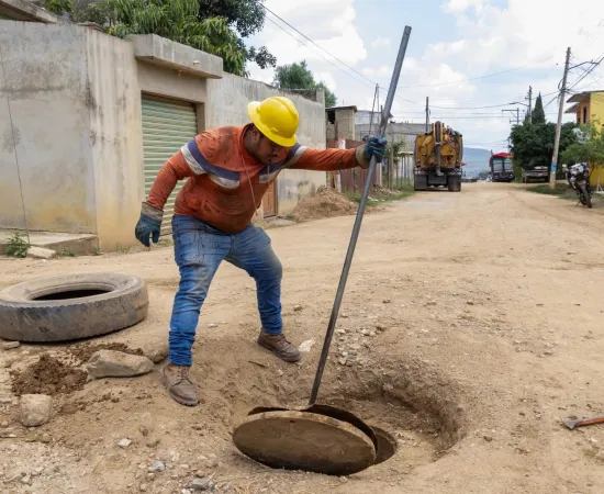 Continúan labores de desazolve en la Agencia de Pueblo Nuevo como parte del programa “Destape al Drenaje”
