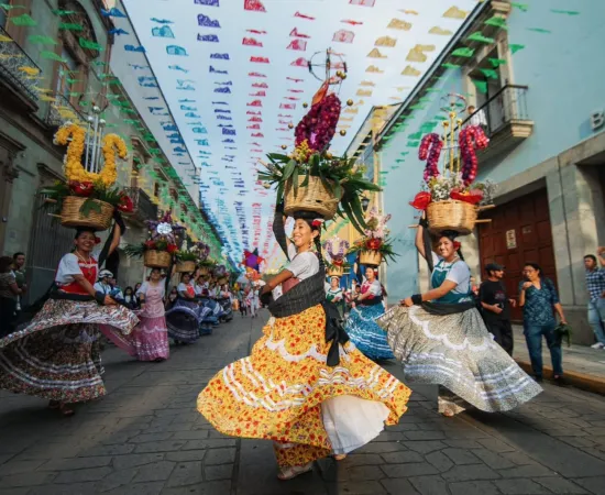 Oaxaca de Juárez celebra el Primer Encuentro de Chinas Oaxaqueñas, Marmoteros y Faroleros