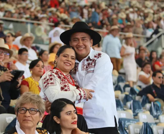 Nino Morales y esposa disfrutaron de la Guelaguetza 2025 